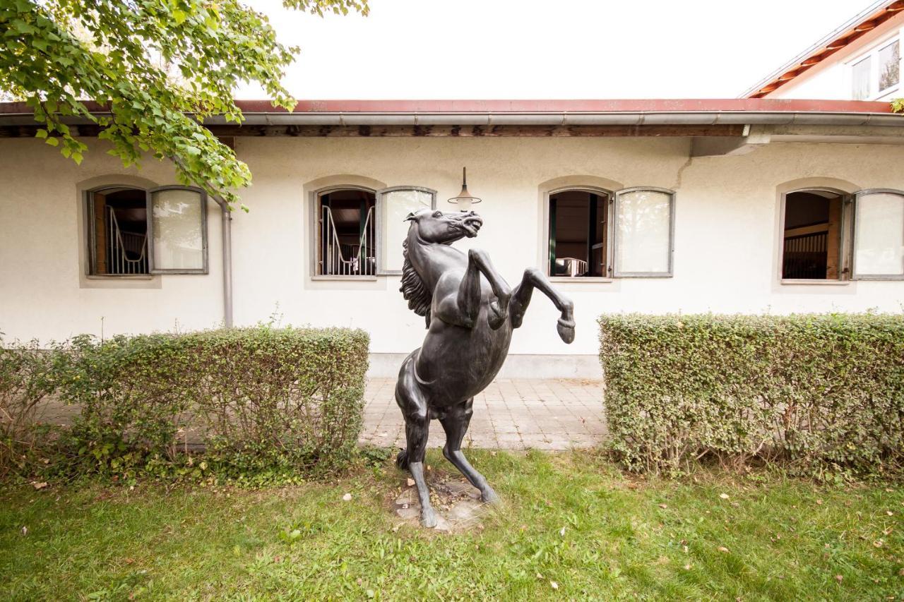 Gastehaus Olympia Reitanlage Munchen-Riem Bed and Breakfast Esterno foto