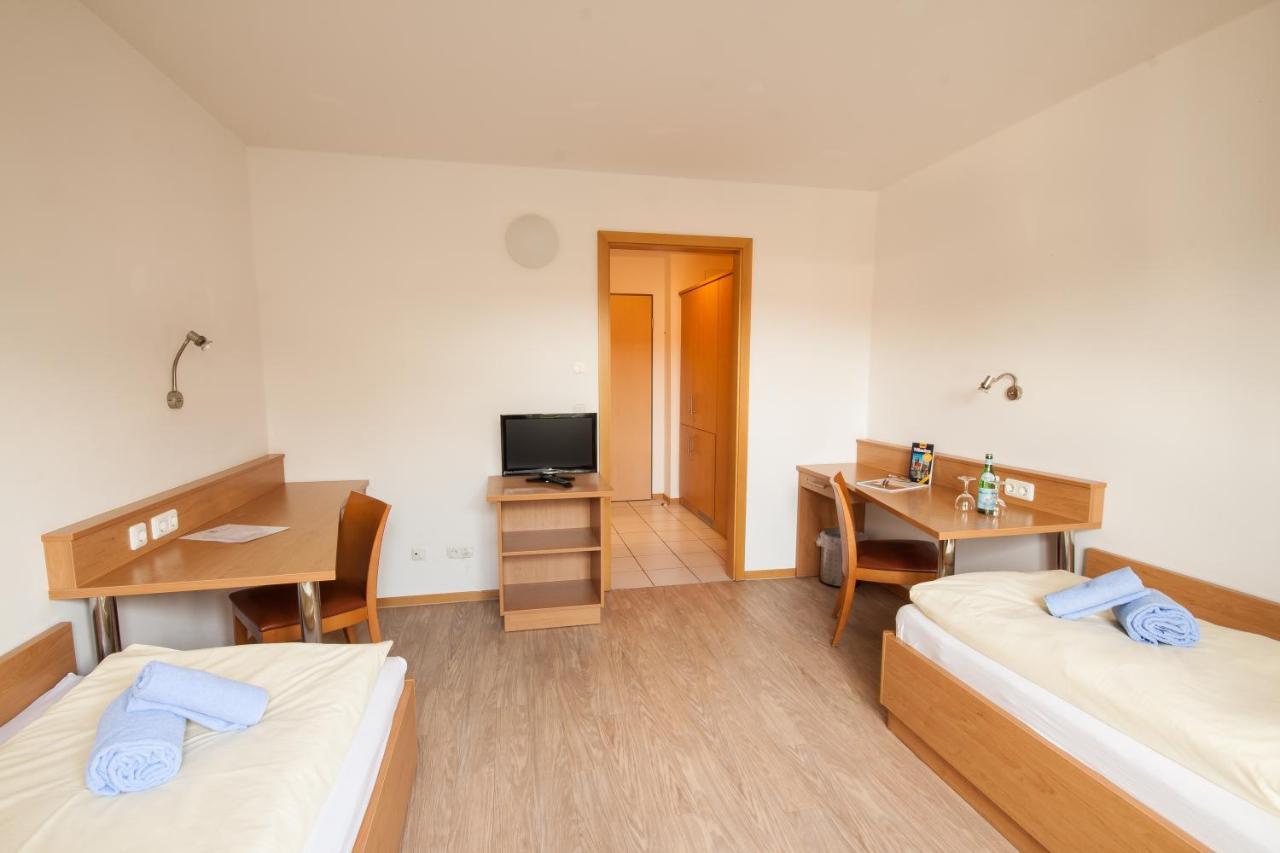 Gastehaus Olympia Reitanlage Munchen-Riem Bed and Breakfast Esterno foto