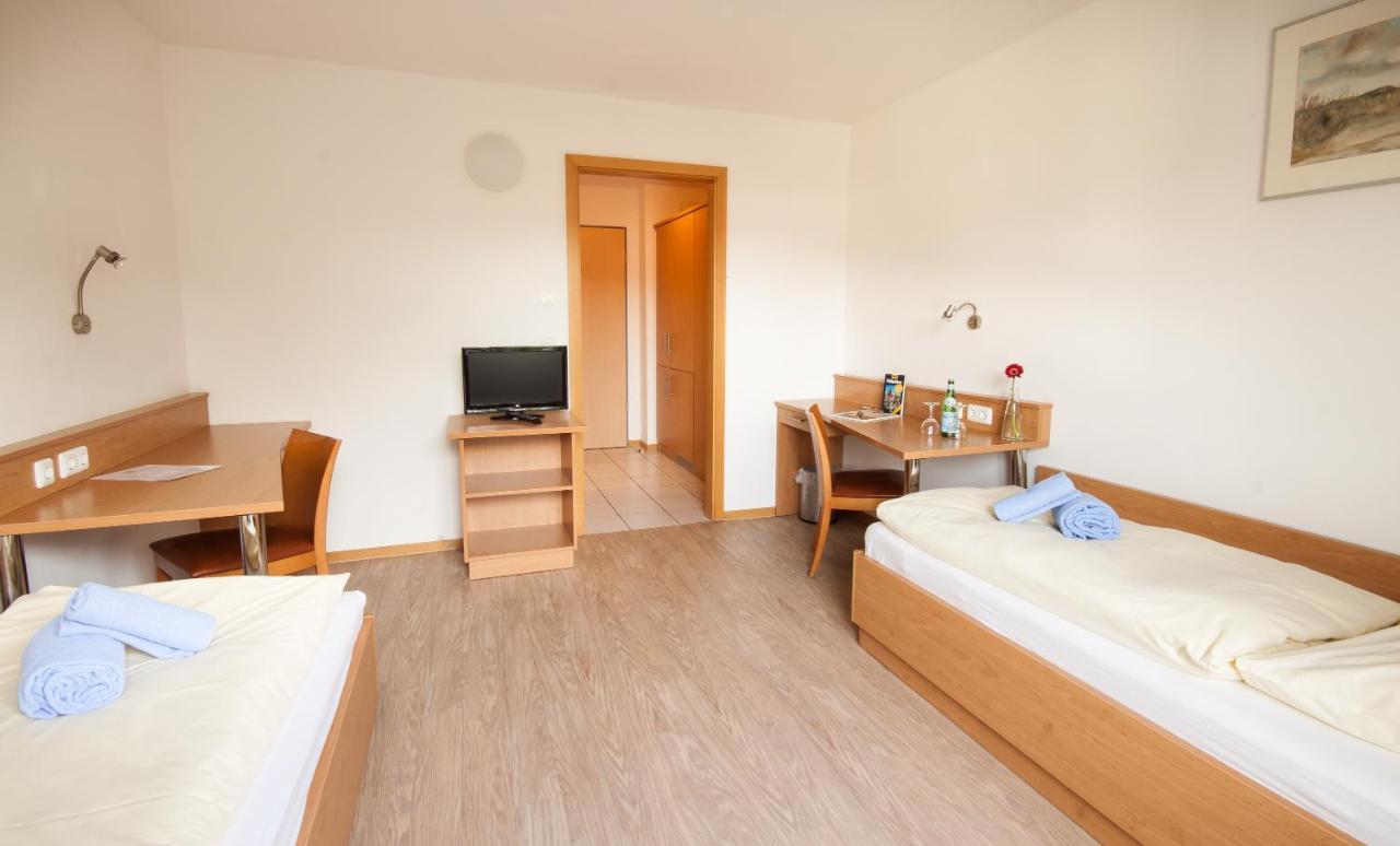 Gastehaus Olympia Reitanlage Munchen-Riem Bed and Breakfast Esterno foto